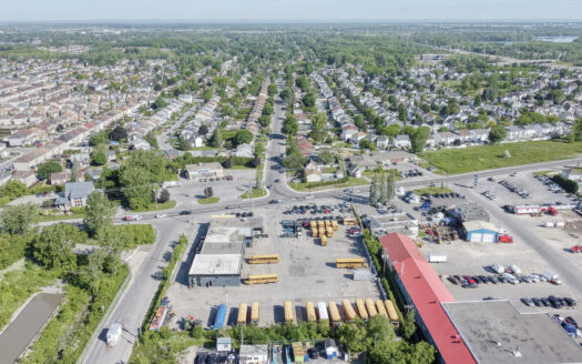 Bâtisse industrielle à Laval – terrain 81 000 pc (Autoroute 13)