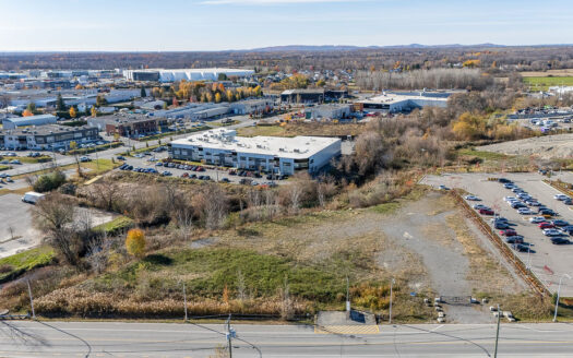 Terrain 73 000 pc commercial / industriel à Boisbriand