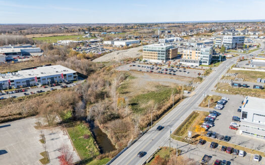 Terrain 73 000 pc commercial / industriel à Boisbriand